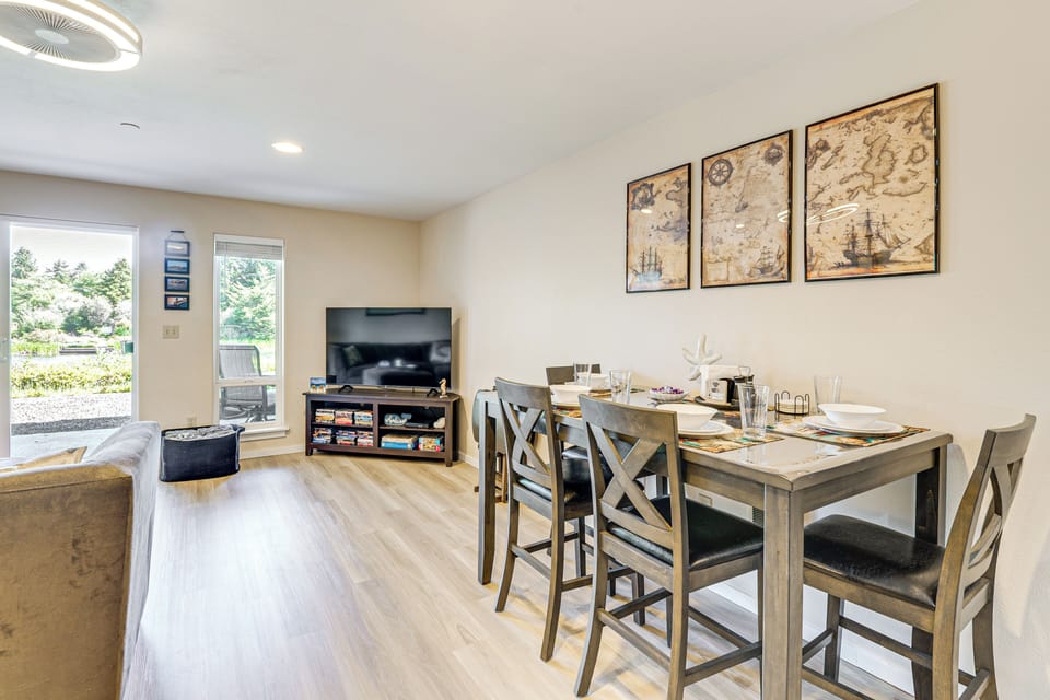 Dining Area | Dishware/Flatware Provided