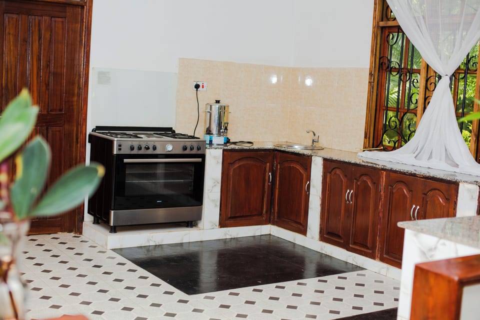 Full-size fridge, microwave, oven, cookware/dishes/utensils