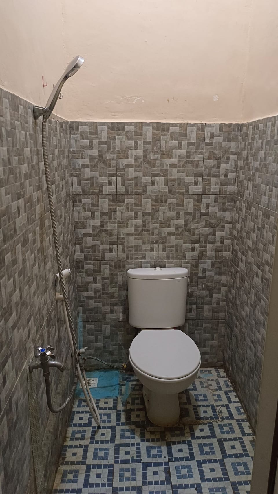 Shower, rainfall showerhead, towels, soap