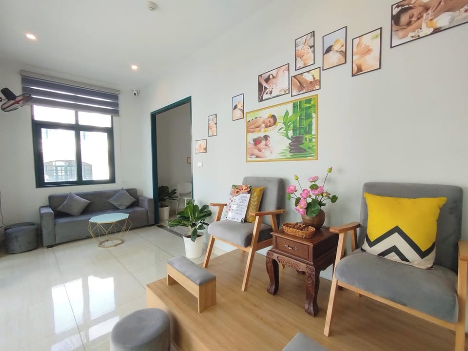 Couples treatment rooms, hot stone massages, Thai massages, reflexology