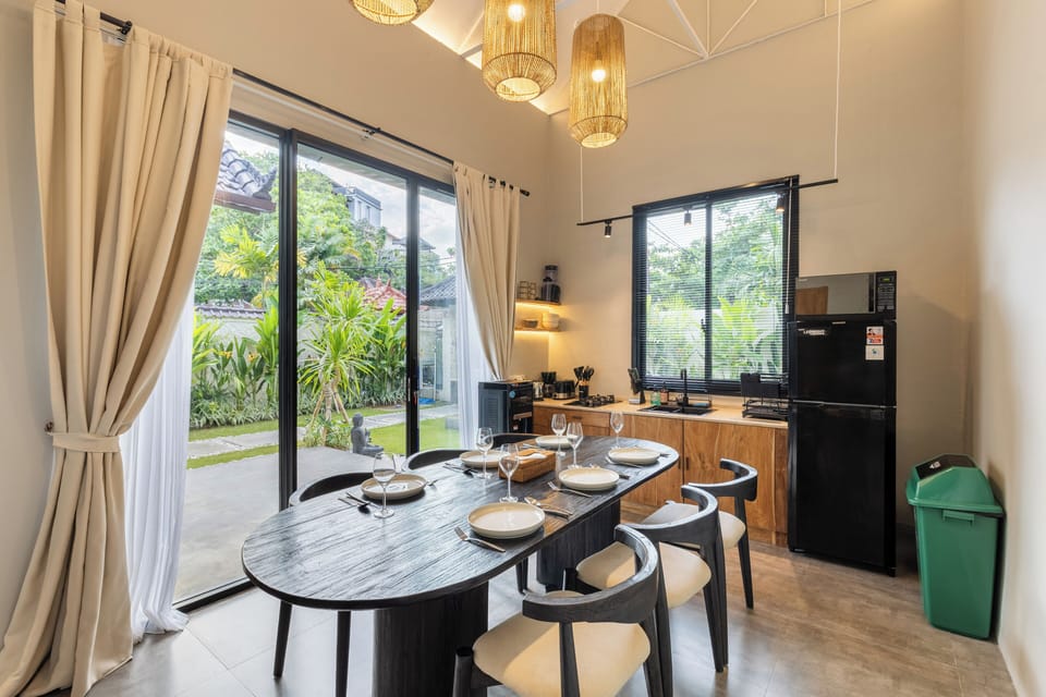 Deluxe Villa | Dining room