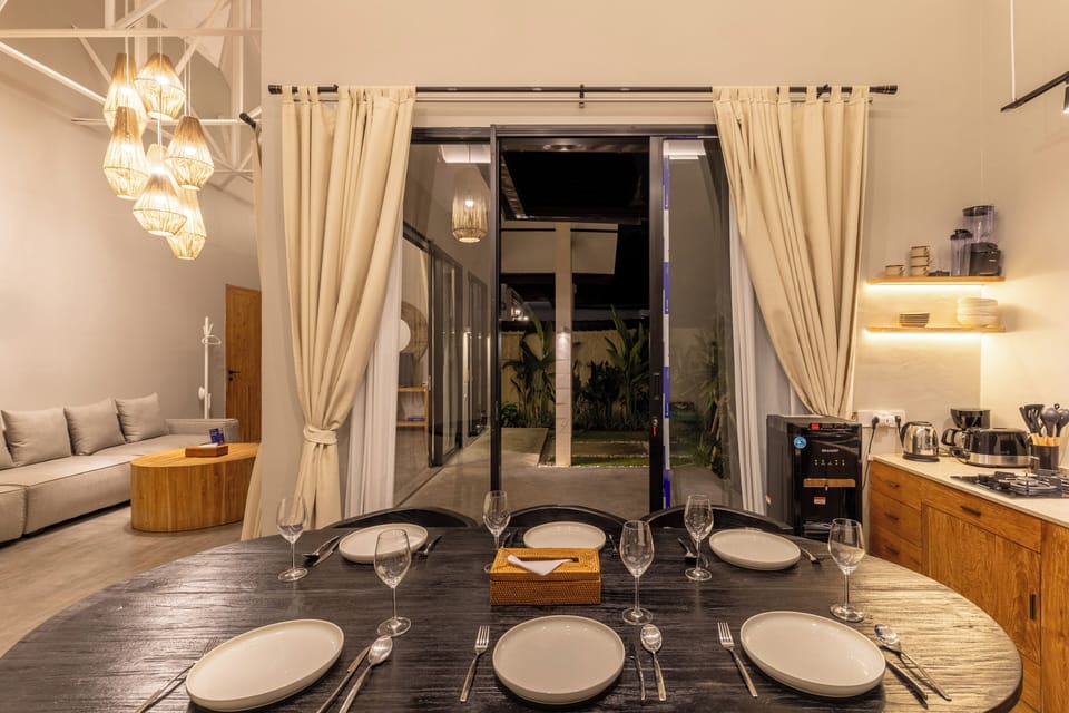 Deluxe Villa | Dining room