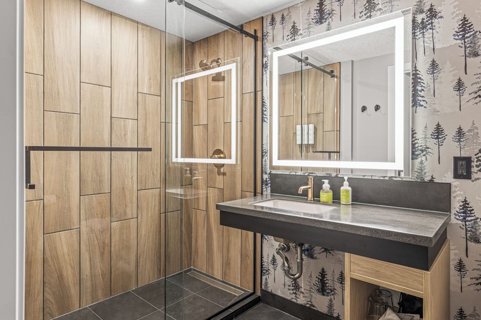Queen Room (No Pets, Spa Not Included) | Bathroom | Hair dryer, towels, soap, shampoo