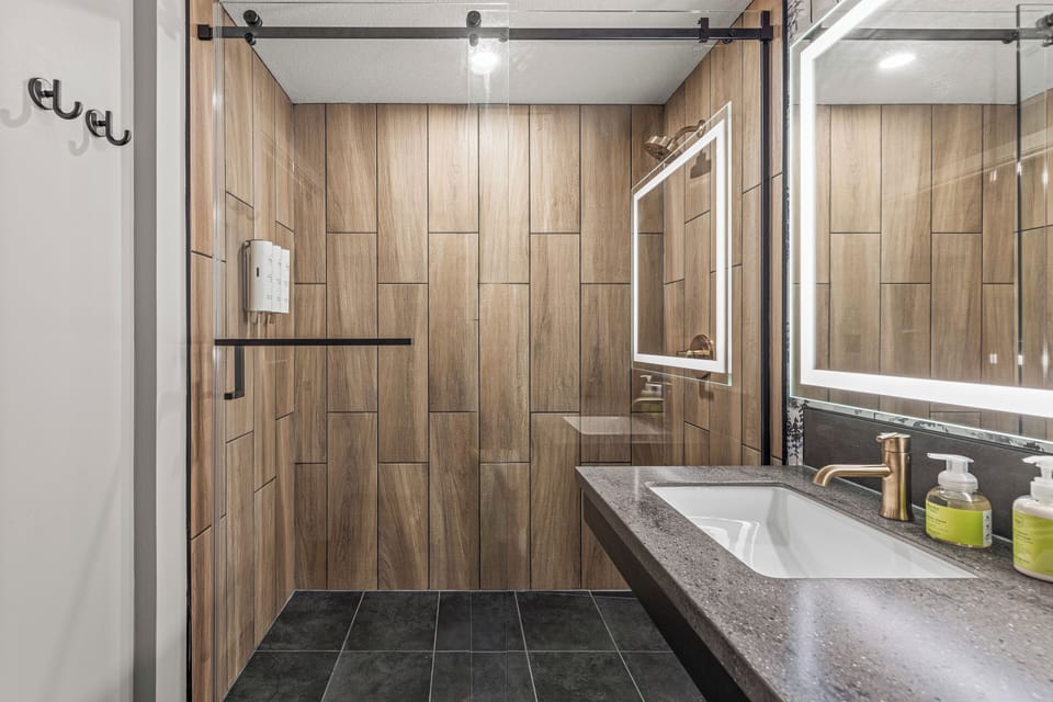 Queen Room (No Pets, Spa Not Included) | Bathroom | Hair dryer, towels, soap, shampoo