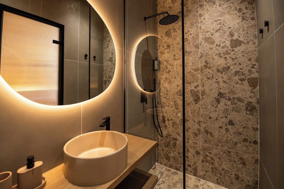 Deluxe Room | Bathroom | Free toiletries, hair dryer, slippers, towels