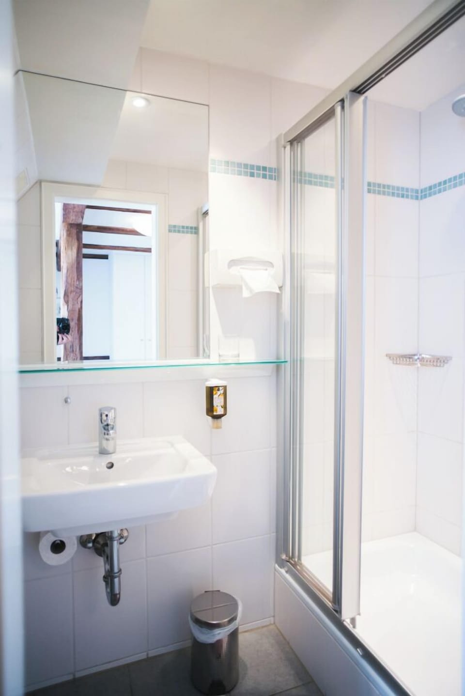 Single Room | Bathroom | Shower, hair dryer, towels, soap