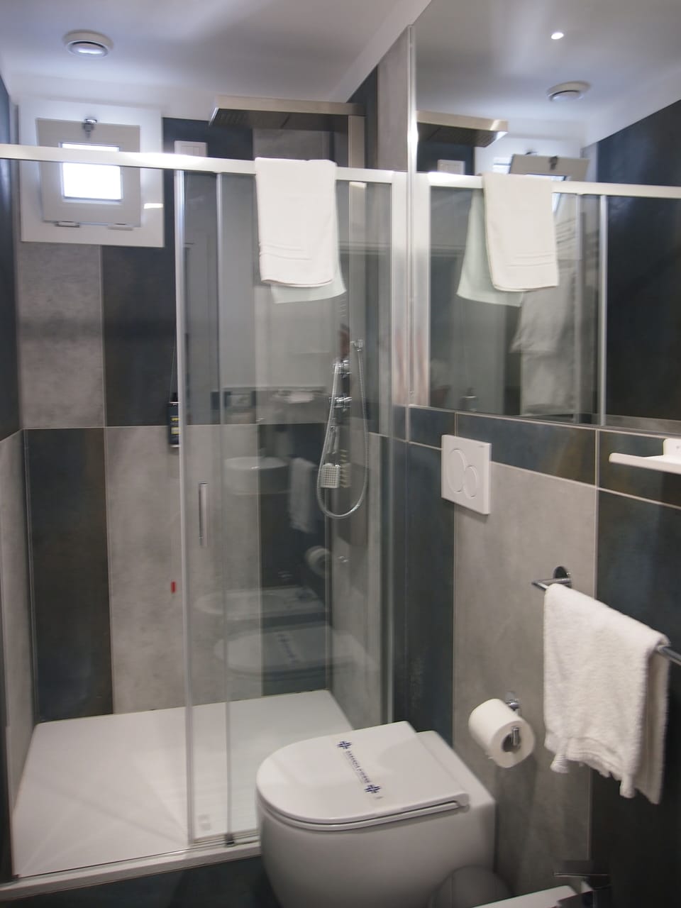Junior Suite, Partial Sea View | Bathroom | Shower, eco-friendly toiletries, hair dryer, bidet