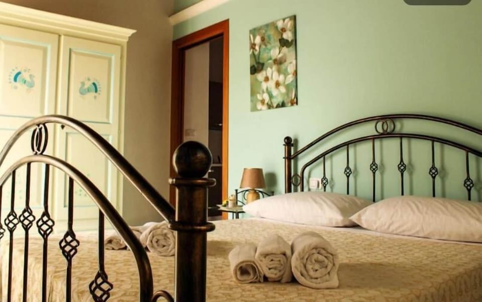 Deluxe Apartment, Sea View | In-room safe, soundproofing, free WiFi