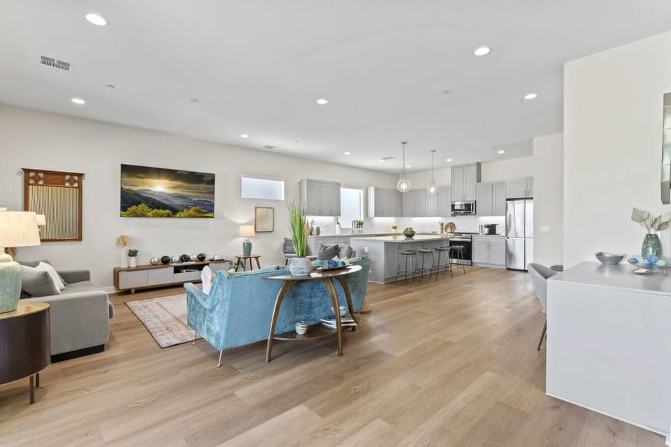 Expansive great room w/ coastal-inspired decor & plenty of seating