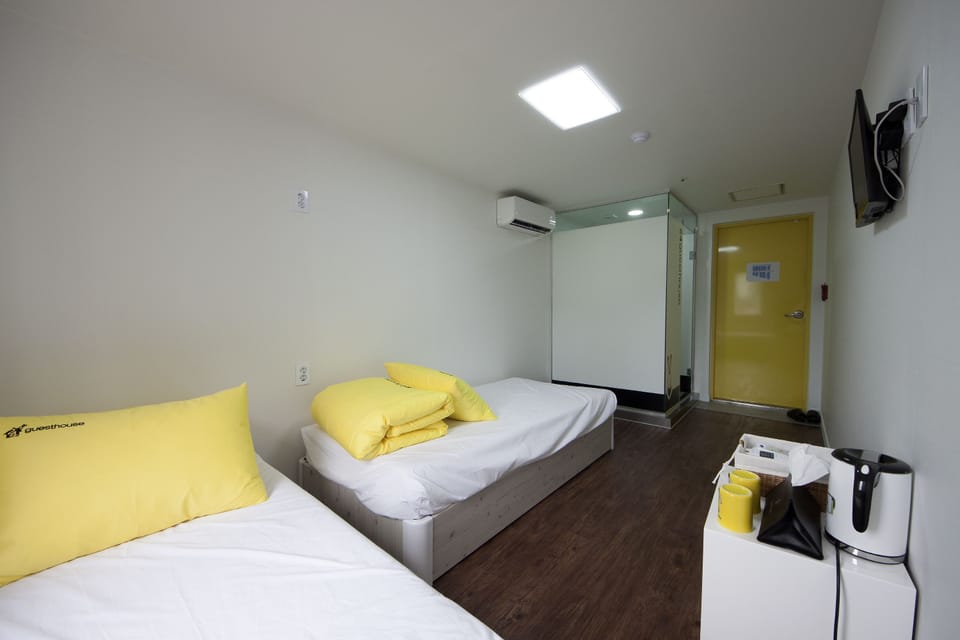Twin Room | Blackout drapes, iron/ironing board, free WiFi, bed sheets