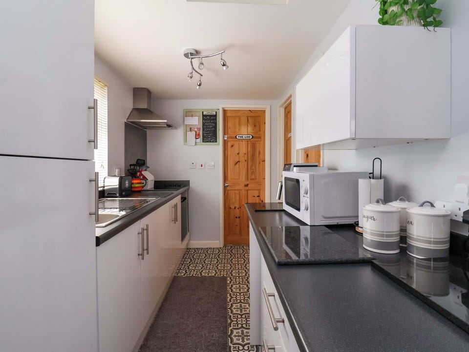 Cottage | Private kitchen | Fridge, microwave, cookware/dishes/utensils