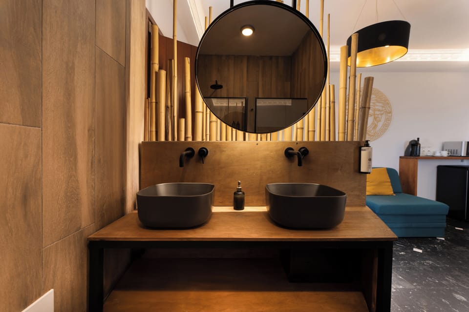 Suite (Medusa) | Bathroom | Free toiletries, hair dryer, slippers, towels