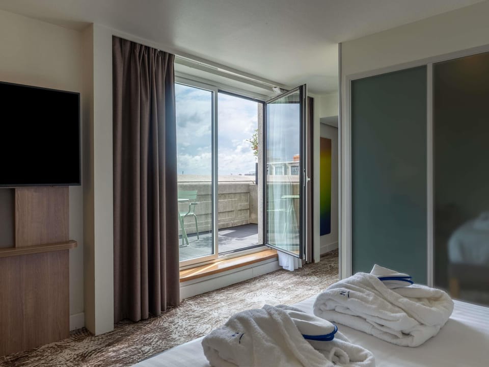 Executive Room, 1 Double Bed, Terrace | Premium bedding, pillowtop beds, minibar, in-room safe