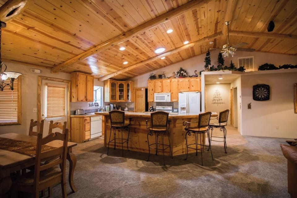 Signature Cabin, 3 Bedrooms, Non Smoking, Kitchen | In-room dining