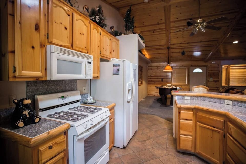 Signature Cabin, 3 Bedrooms, Non Smoking, Kitchen | Private kitchen | Fridge, microwave, oven, stovetop