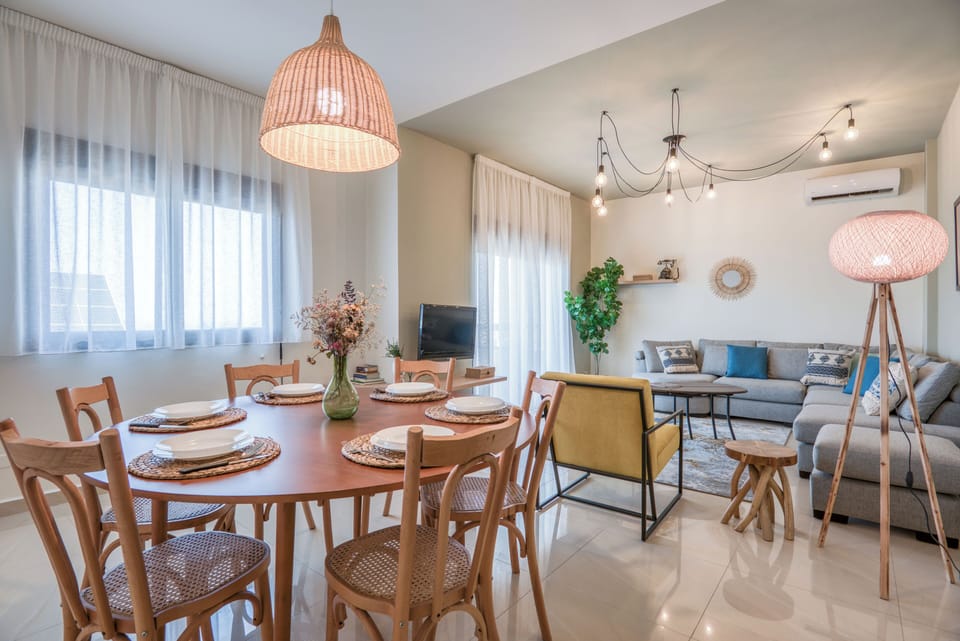 Apartment, 3 Bedrooms, Kitchen, City View | In-room dining