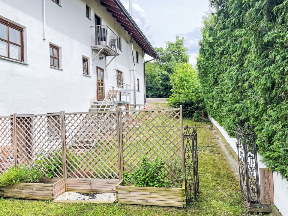 Fence, Garden, Backyard, Cottage, Lawn, Estate, Home Fencing, Yard, Landscaping, Shade
