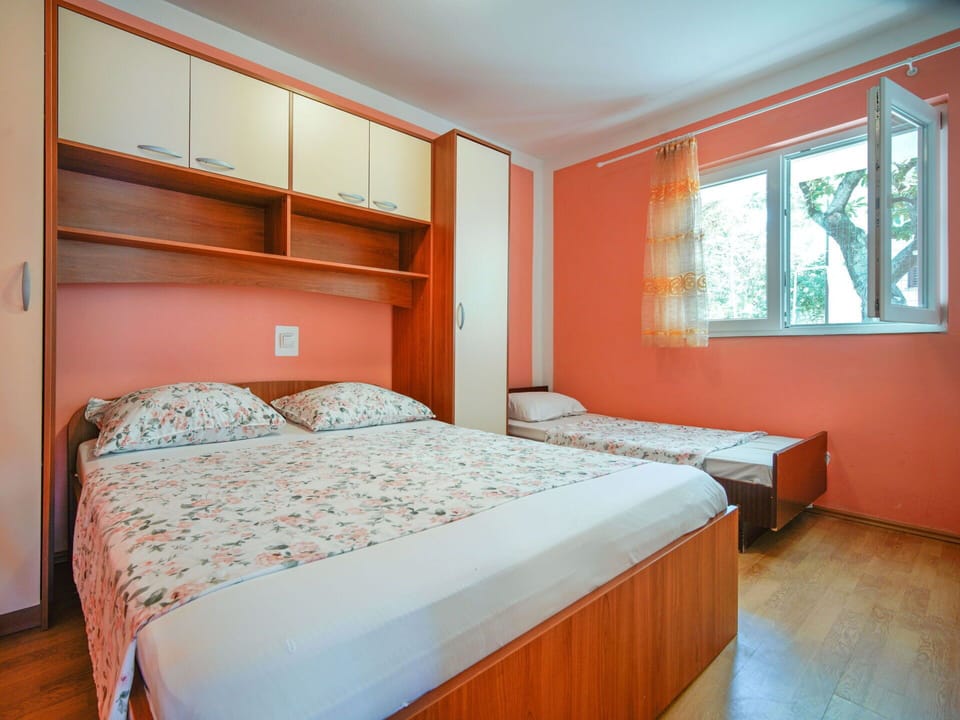 Furniture, Flooring, Interior Design, Wood, Kitchen & Dining Room Table, Floor, Chair, Table, Dining Room, Ceiling