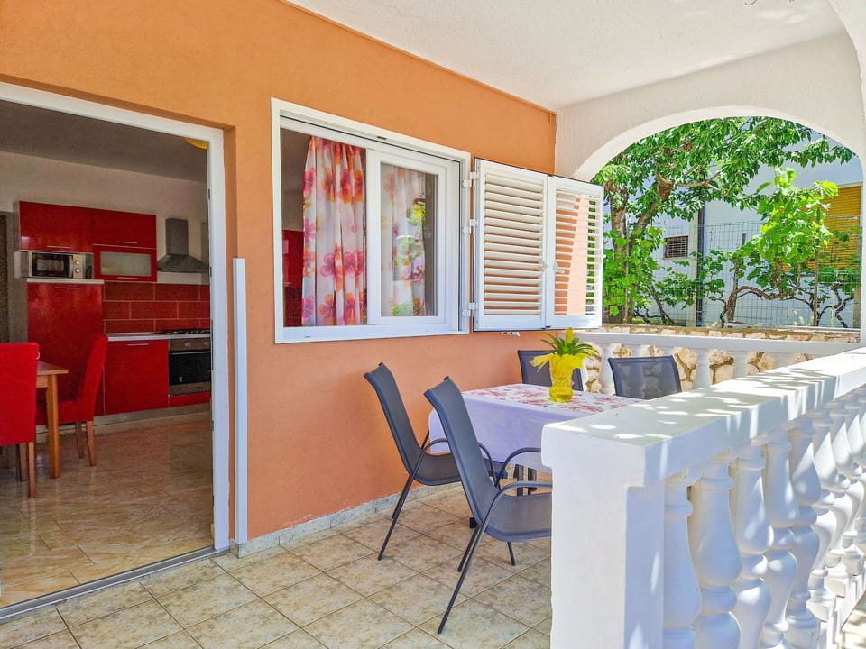 Furniture, Flooring, Interior Design, Wood, Kitchen & Dining Room Table, Floor, Chair, Table, Dining Room, Ceiling