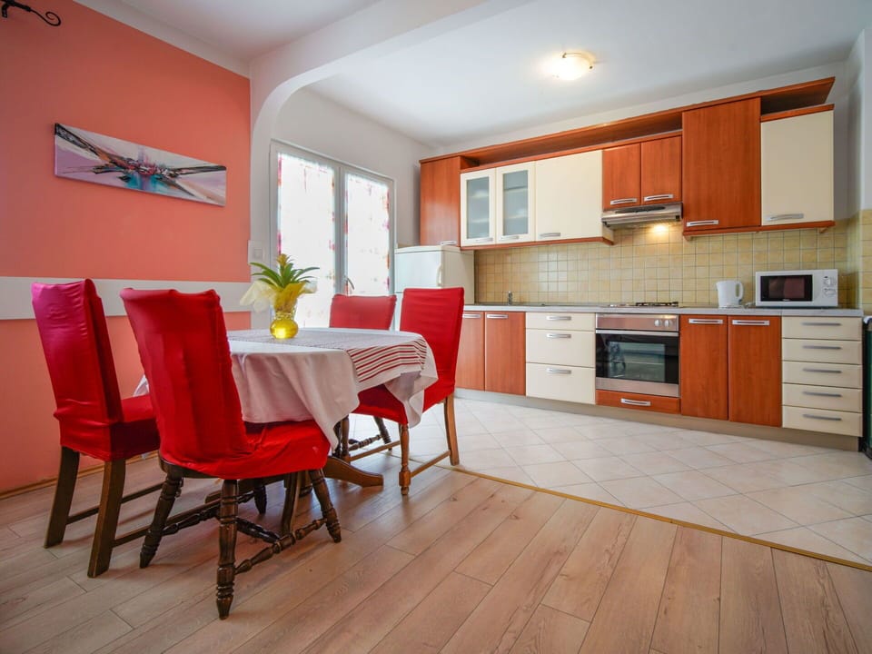 Furniture, Flooring, Interior Design, Wood, Kitchen & Dining Room Table, Floor, Chair, Table, Dining Room, Ceiling