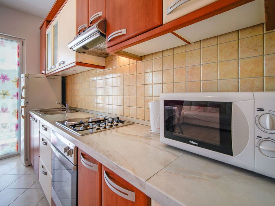 Furniture, Flooring, Interior Design, Wood, Kitchen & Dining Room Table, Floor, Chair, Table, Dining Room, Ceiling