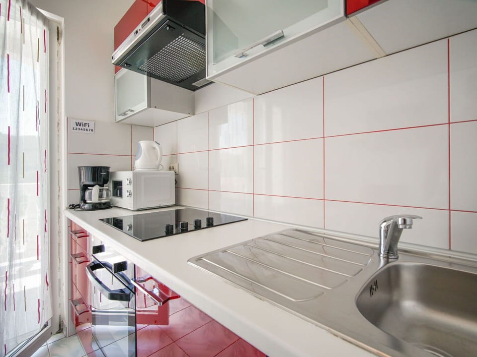 Furniture, Flooring, Interior Design, Wood, Kitchen & Dining Room Table, Floor, Chair, Table, Dining Room, Ceiling