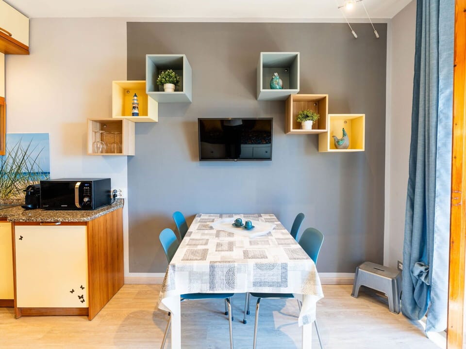 Furniture, Flooring, Interior Design, Wood, Kitchen & Dining Room Table, Floor, Chair, Table, Dining Room, Ceiling