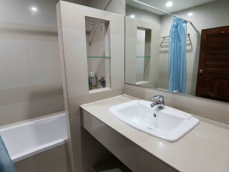 Minibar, desk, blackout drapes, WiFi (free)