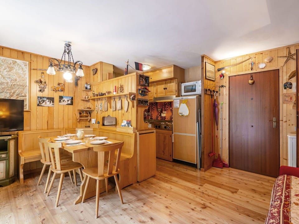 Furniture, Flooring, Interior Design, Wood, Kitchen & Dining Room Table, Floor, Chair, Table, Dining Room, Ceiling
