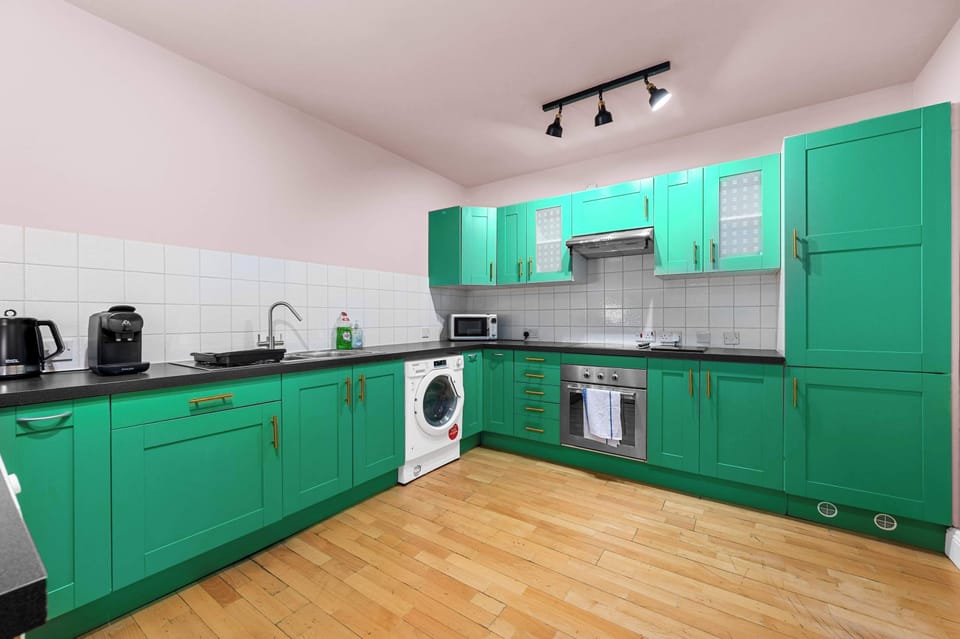 Fully equipped kitchen with everything you need to cook a proper meal at home