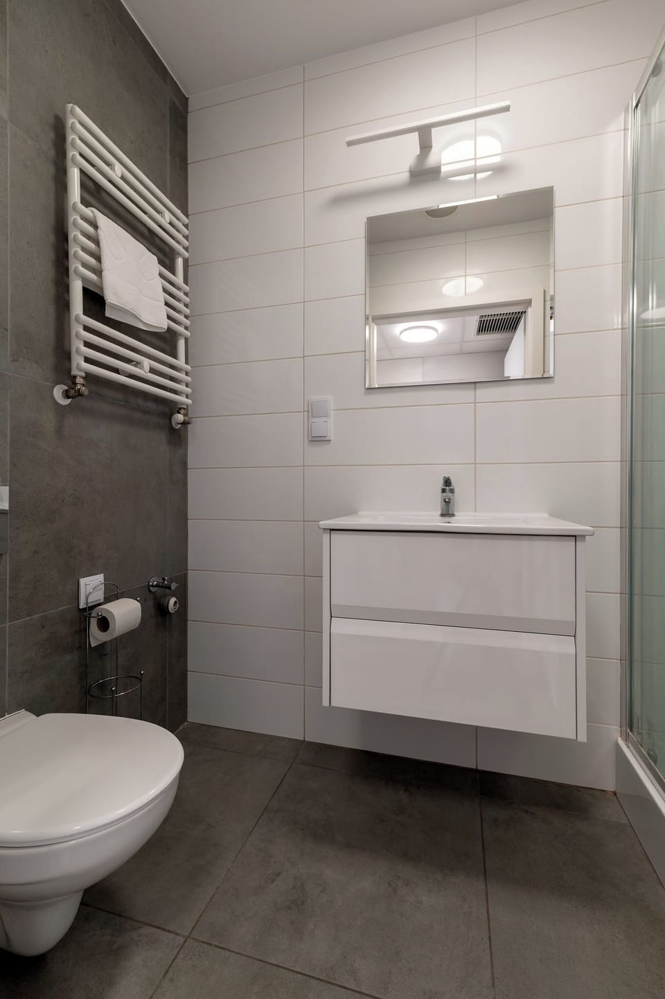 Classic Studio | Bathroom | Towels, soap, shampoo, toilet paper