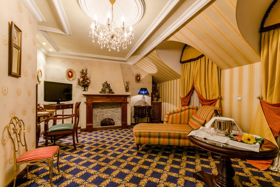 Suite | Living room | 32-inch flat-screen TV with digital channels, TV