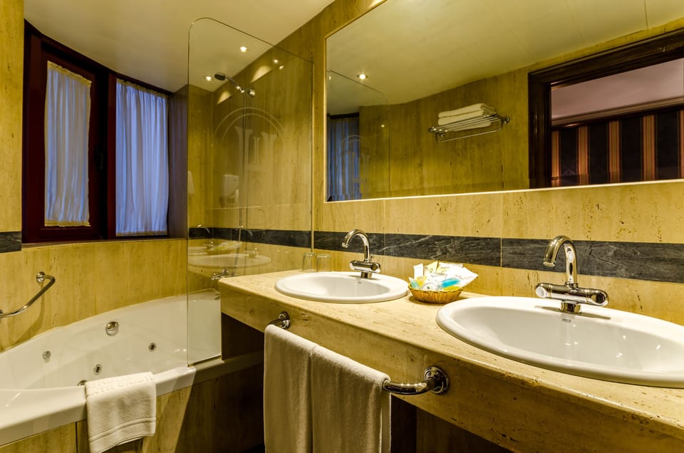 Suite | Bathroom | Hair dryer, towels