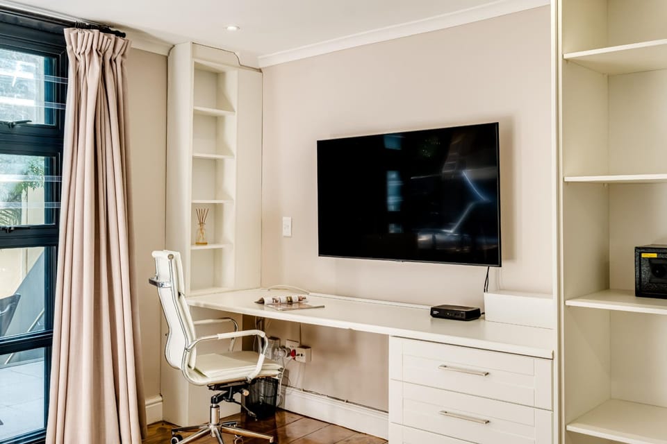 House | 4 bedrooms, desk, Internet