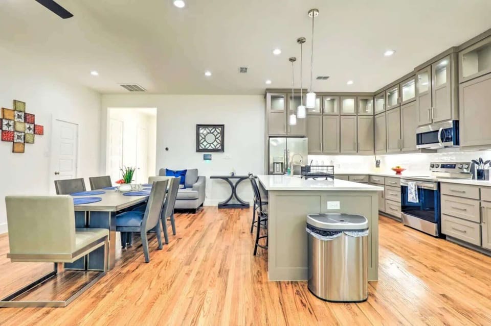With attention to detail and curated décor that elevate this space to the next level, you’re sure to enjoy this restaurant-like environment and fully equipped kitchen.