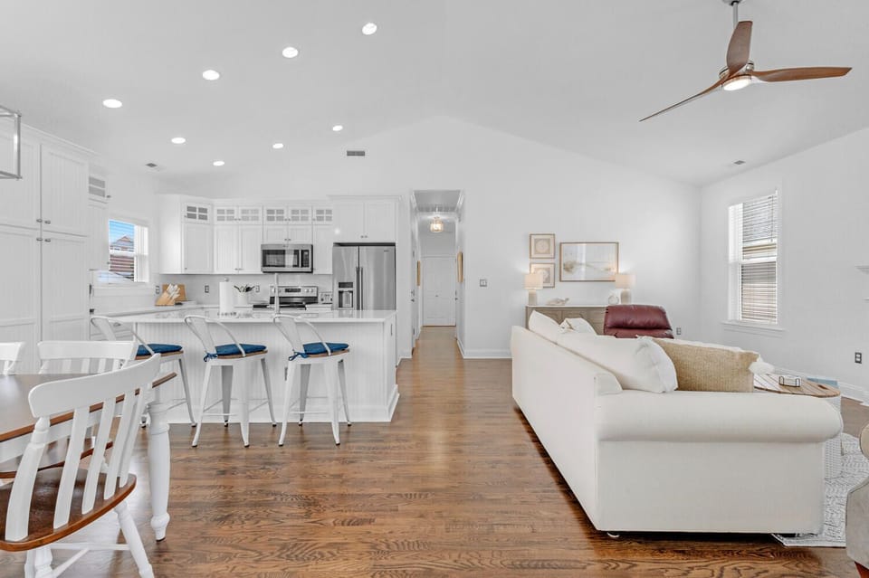 The Knotty Goose-Main Living Area