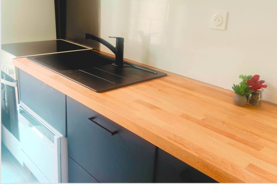 Cuisine claire et fonctionnelle pour vos repas à deux Un coin cuisine bien pensé, idéal pour cuisiner dans le calme de La Flotte, avec tout le confort moderne à portée de main.