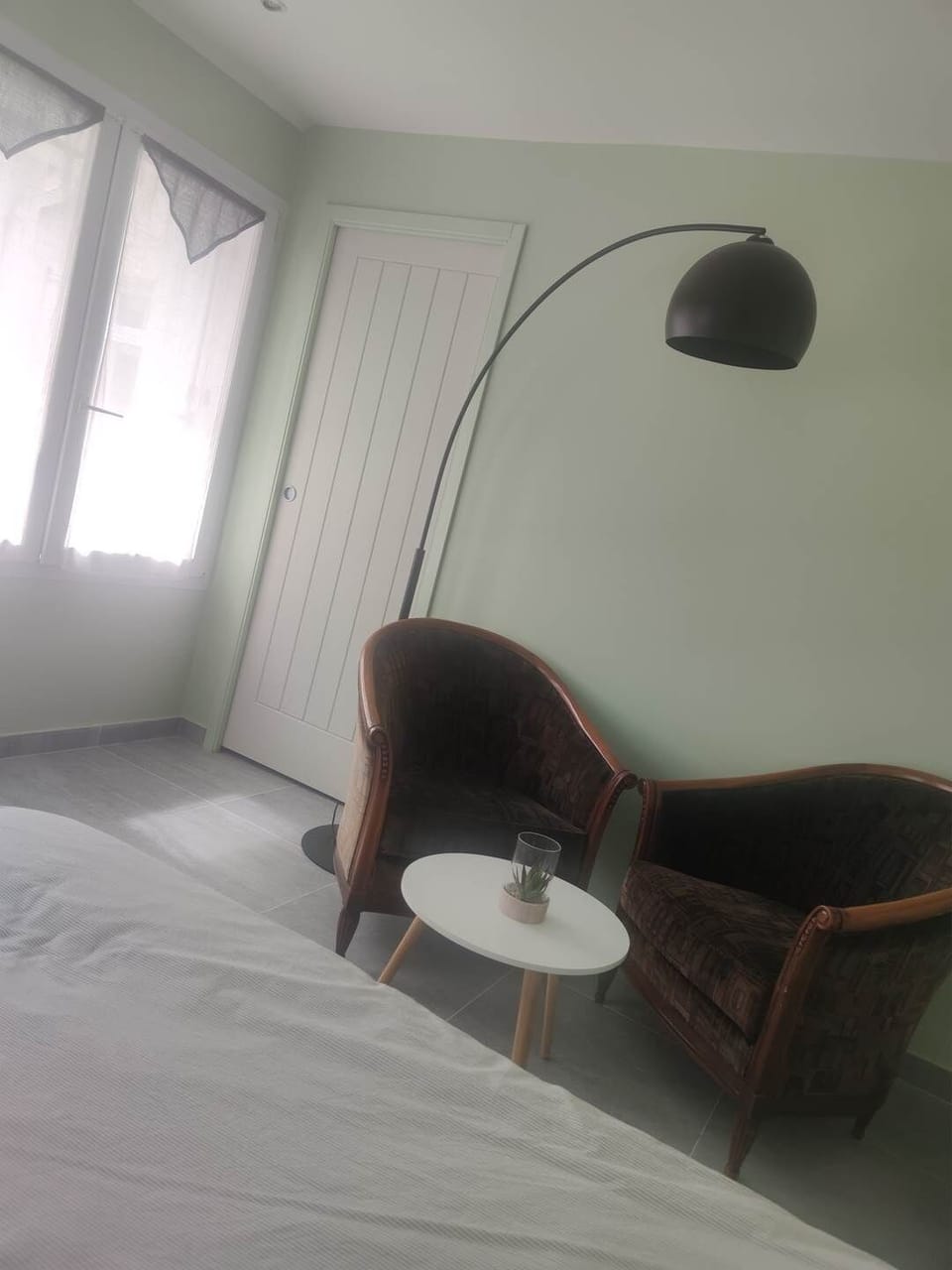 Un espace détente tout en douceur Ambiance reposante et meubles choisis pour leur charme ancien, parfait pour une parenthèse paisible au cœur de La Flotte.