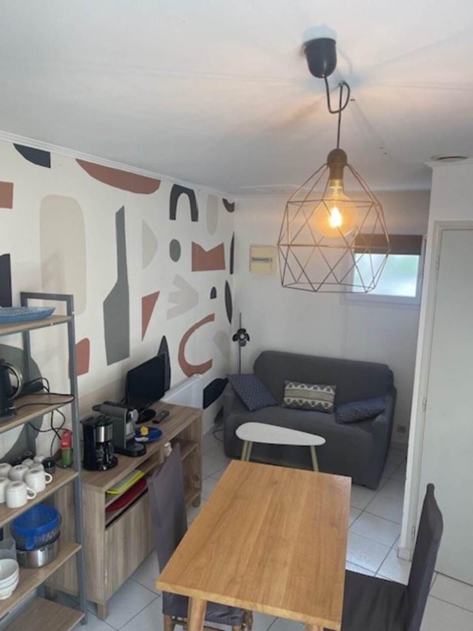 Maison Réthaise 2 – Séjour cosy et graphique Ambiance contemporaine dans un espace bien agencé, parfait pour savourer des moments de détente en centre-ville.