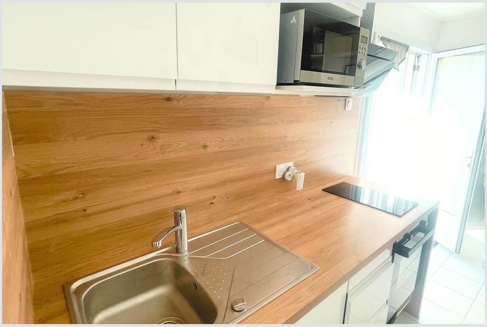 Maison Réthaise 2 – Cuisine pratique et design Un espace clair et parfaitement équipé : four, plaque, lave-vaisselle, micro-ondes. Le confort du quotidien à deux pas du marché médiéval.