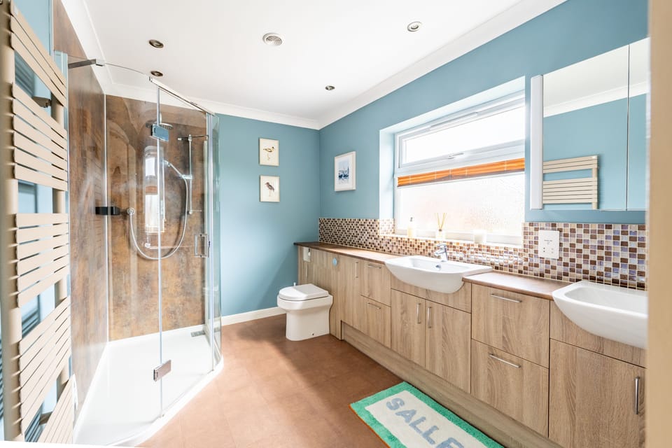 First floor: En-suite to master bedroom