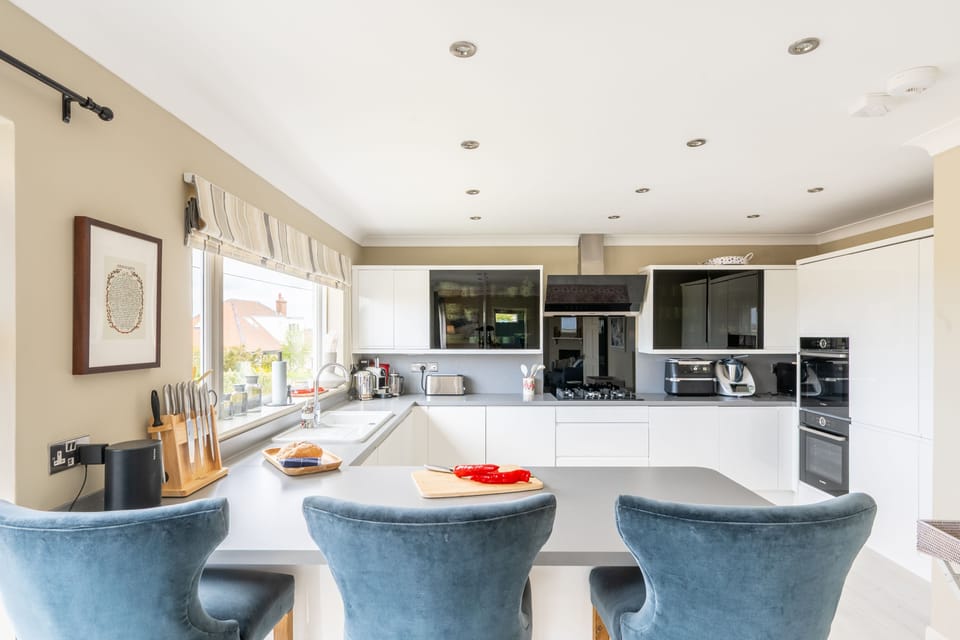 Sea Vista, Old Hunstanton: Modern kitchen with additional seating