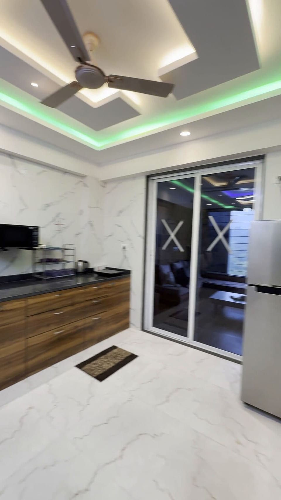 Oxygen Stay Igatpuri | Private kitchen | Full-size fridge, microwave, cookware/dishes/utensils