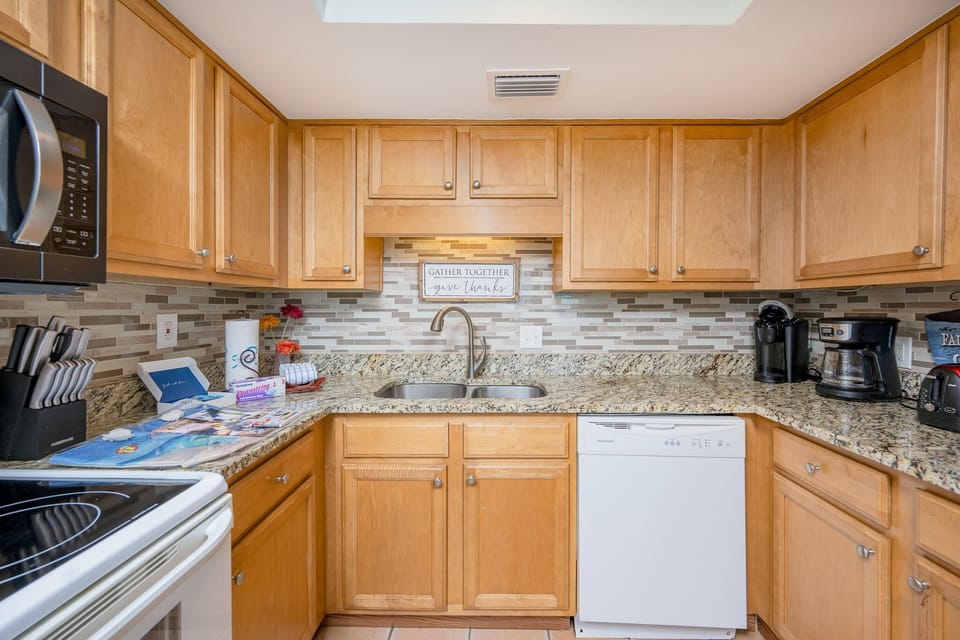 Condo, 1 Bedroom | Private kitchen | Fridge, oven, coffee/tea maker