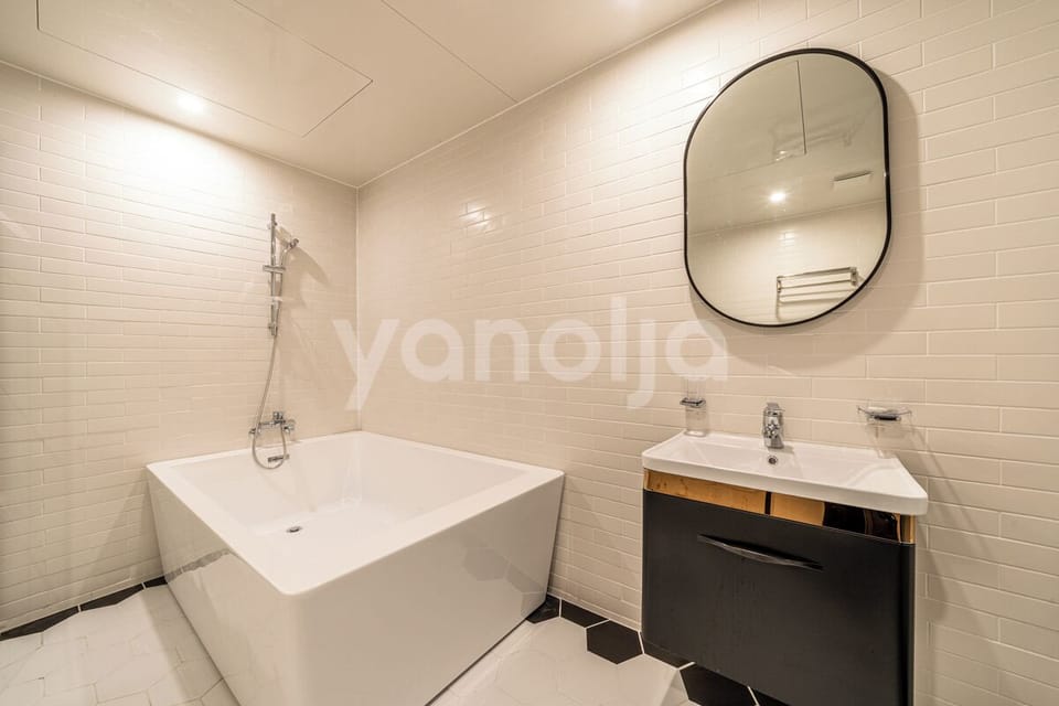 Suite | Blackout drapes, soundproofing, free WiFi