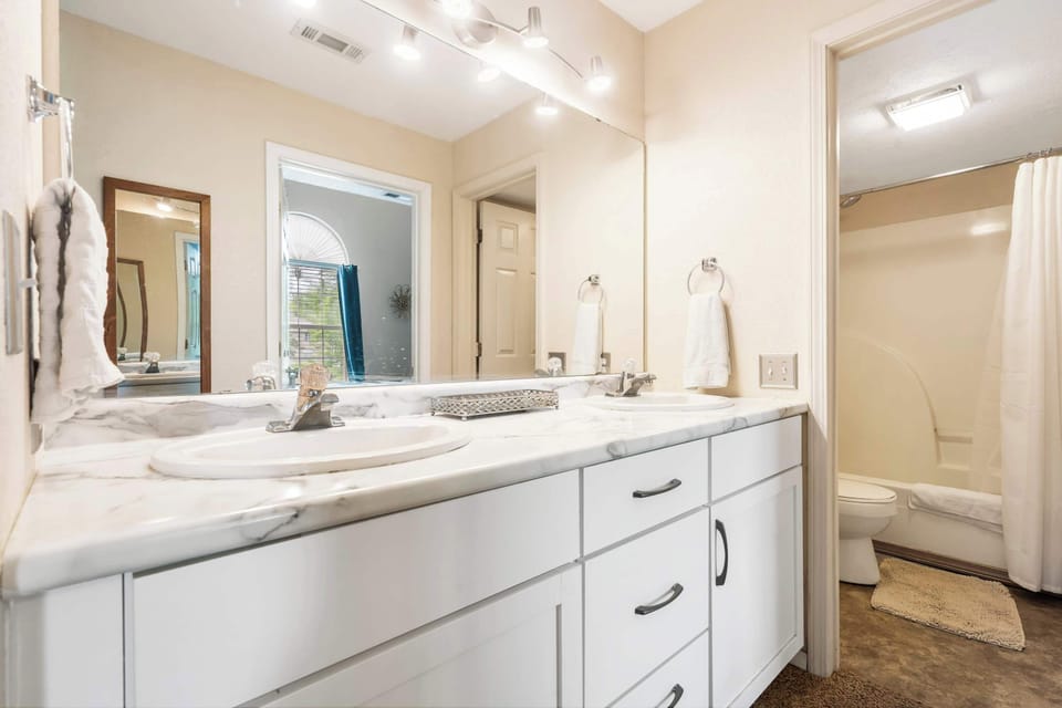 Ensuite bathroom with shower/tub combo