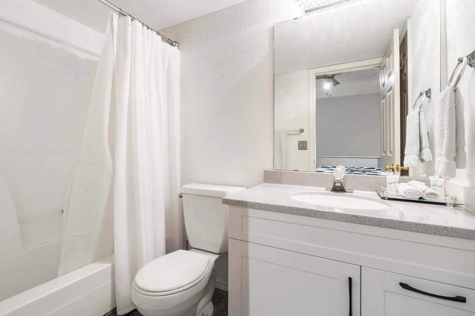 Ensuite bathroom with shower/tub combo