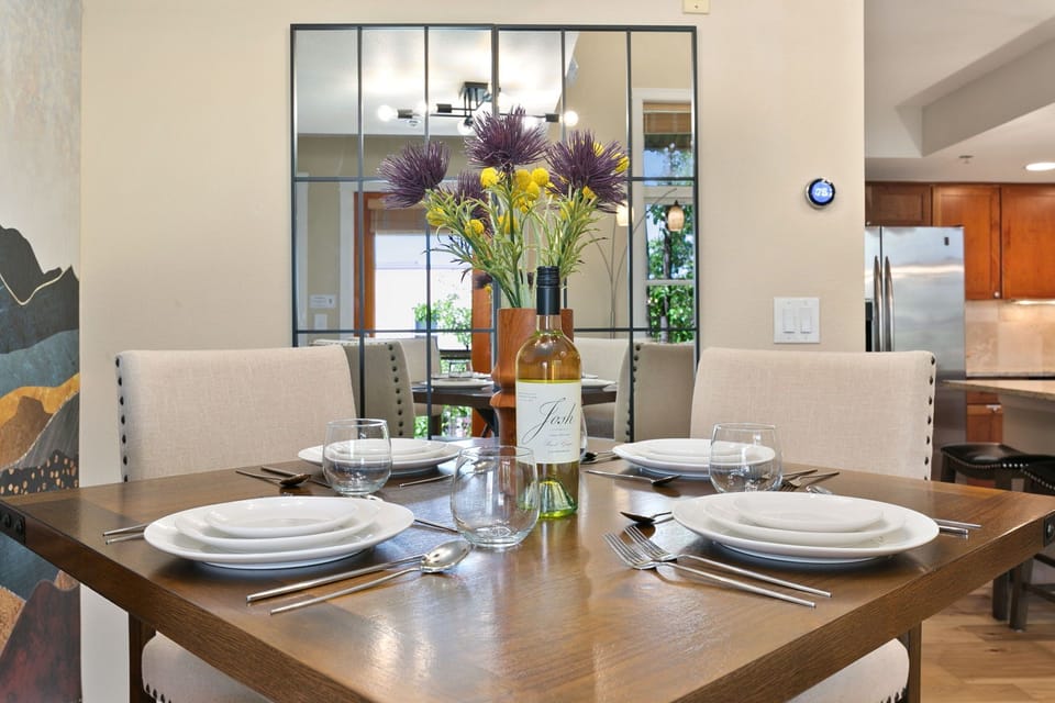 Dining Area with Seating for 4!