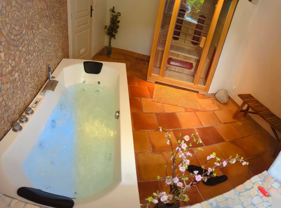 Indoor spa tub