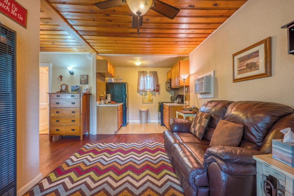 2 comfy couch and full kitchen